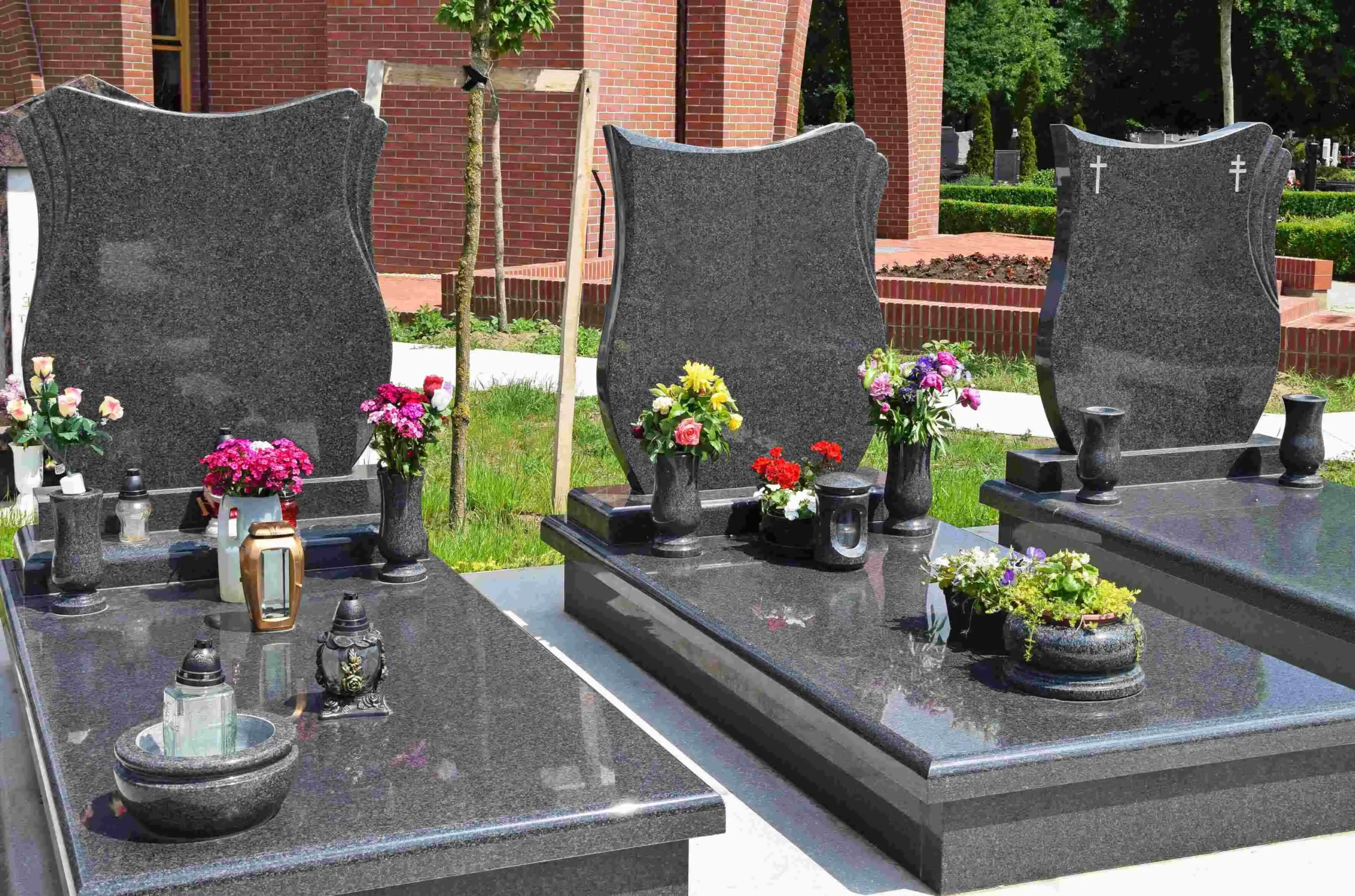 fleurs dans un vase dans un cimetiere